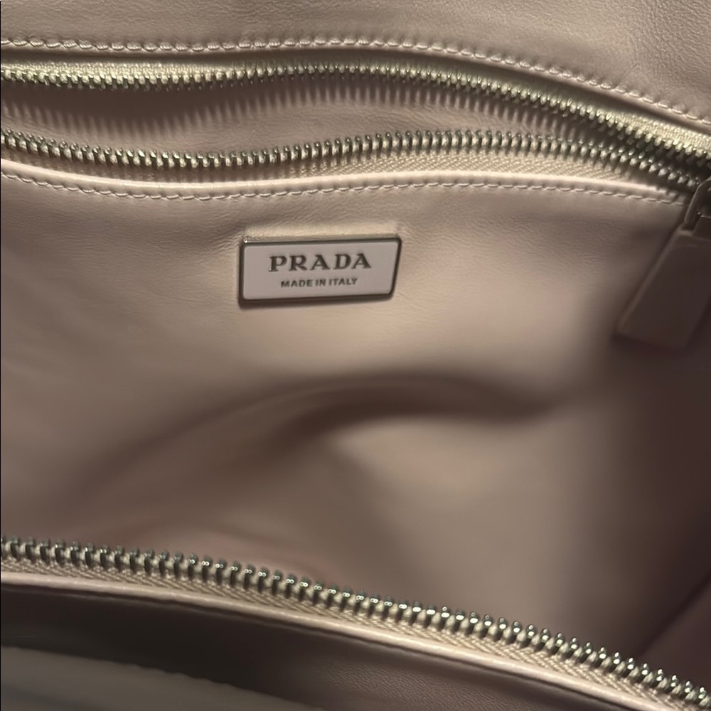Prada Pink Quilted Tote Bag with Elegant Design - Picture 3 of 6